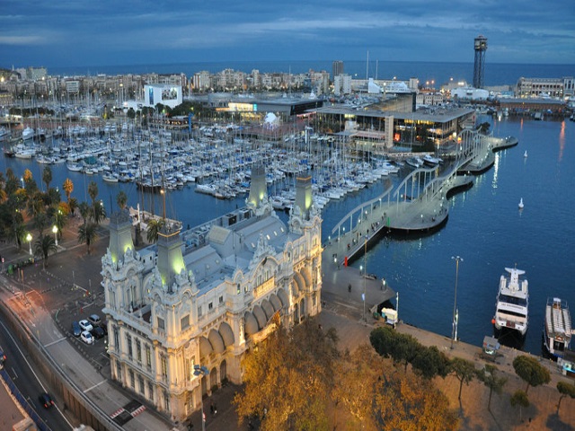 OneOcean, a restaurant in Port Vell surrounded by yachts