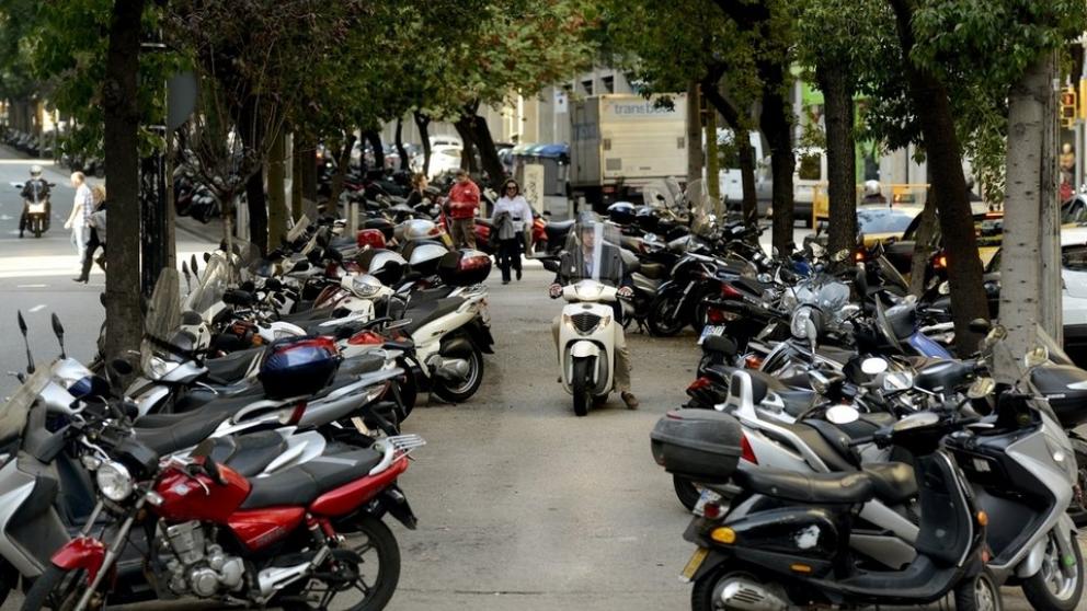 Cómo debes aparcar tu moto para no ser multado