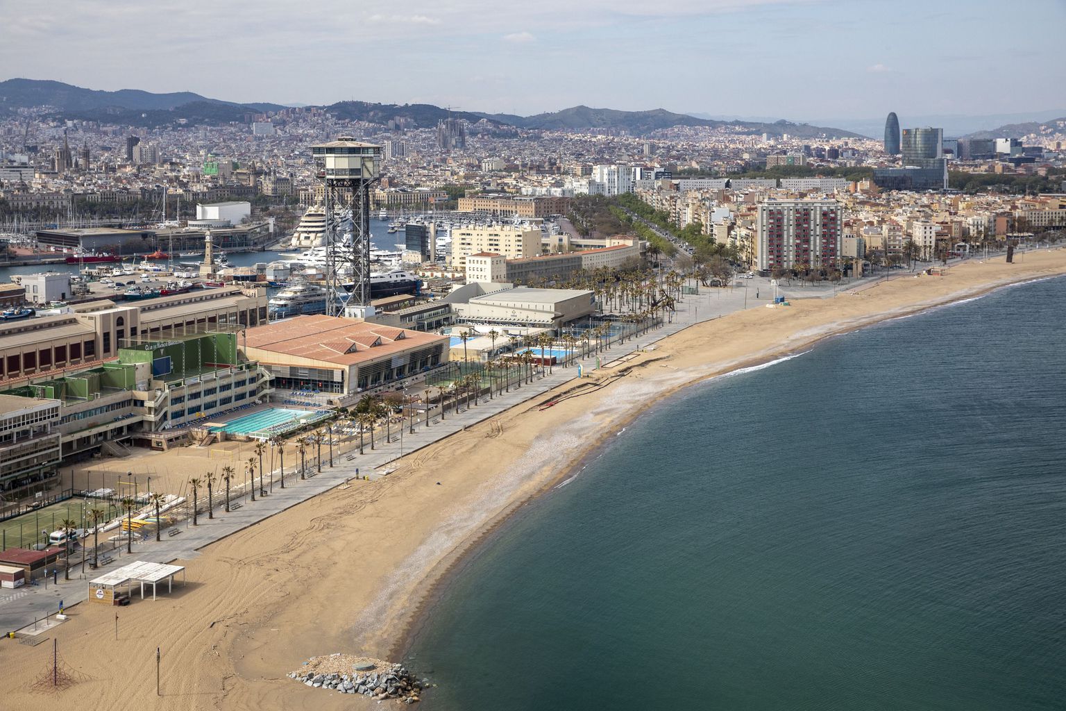 Barcelona reduce un 15% el número máximo de bañistas en sus playas