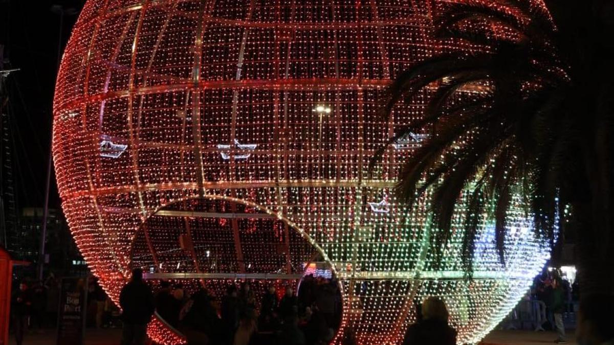 Todo un espectáculo de 85.000 luces led en el Moll de la Fusta