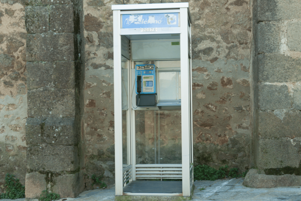 Restauran cabina telefónica en Barcelona para ser punto de recarga de móviles, wifi e intercambio de libros