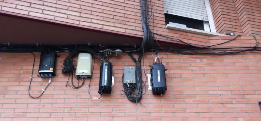 Adiós a los cables de telefonía en las fachadas de la Barceloneta