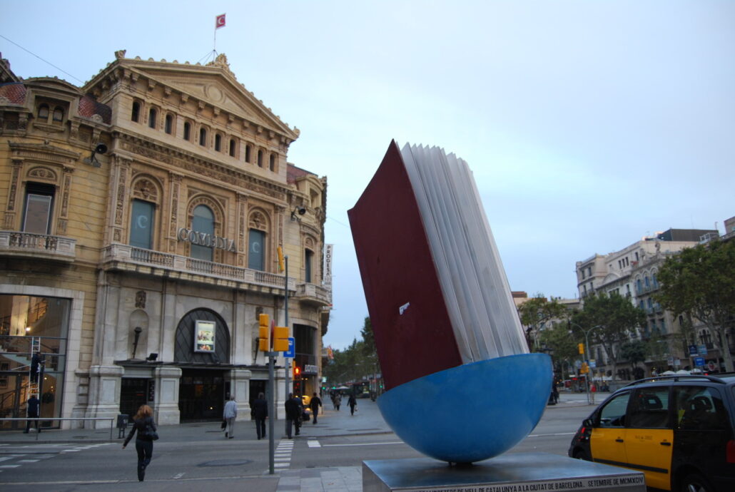 Escultura de dos metros de alto rinde homenaje al libro