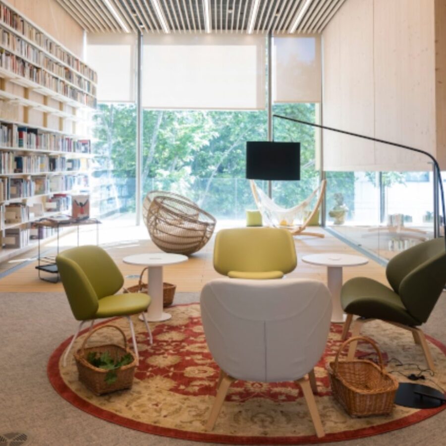 Conoce una biblioteca con hamacas y que es, además, la tercera más grande de Barcelona