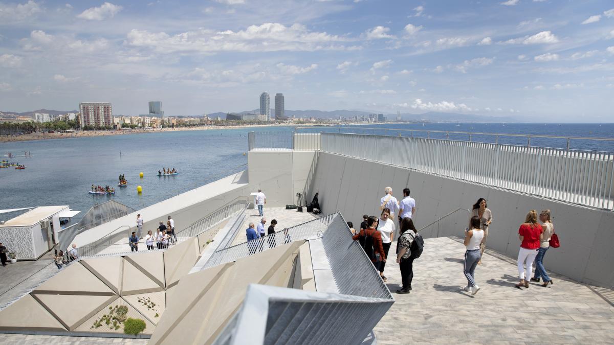 Se abre un mirador en Barcelona que une la playa y la nueva bocana
