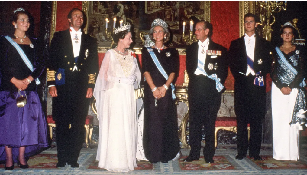 Solo una vez la reina Isabel II visitó España