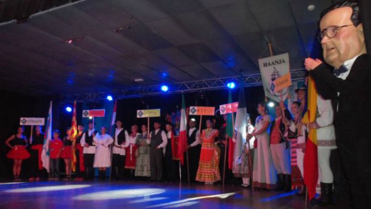 Danza folklórica de Bulgaria en la plaza de la Vila de Parets