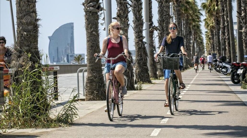 Unes ciclistes circulen pel carril bici que transcorre enfront de la Vila Olímpica