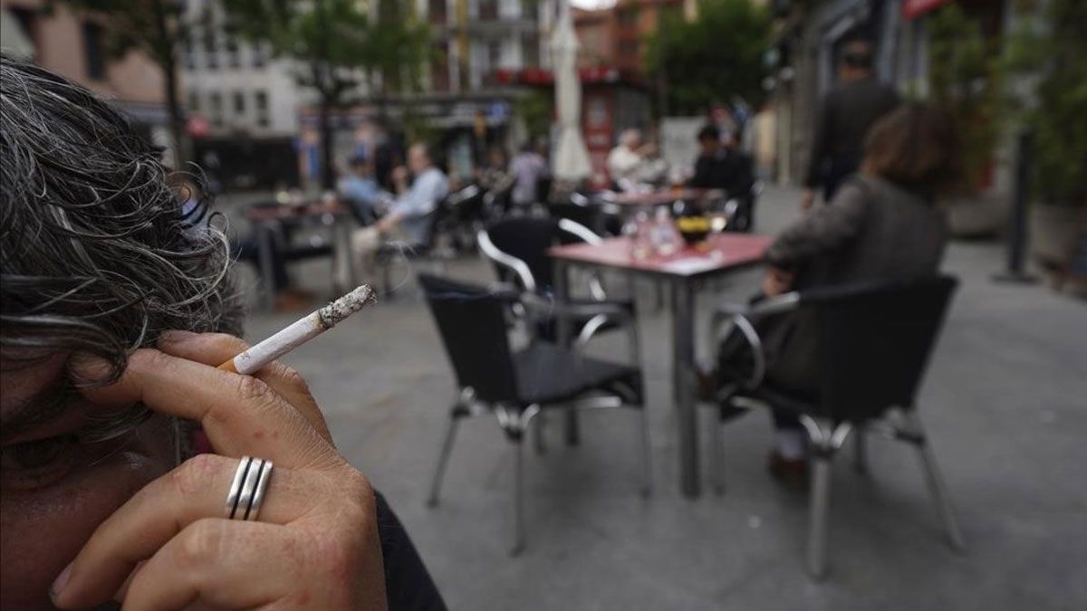Preparan norma para prohibir fumar en bares, terrazas y sitios públicos