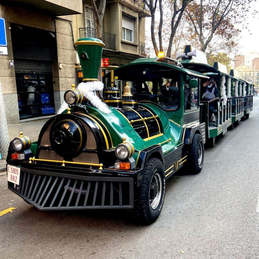 Recorre las calles navideñas de Barcelona en el “trenet de Nadal”