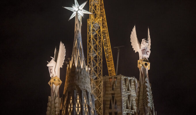 Se iluminan las torres de los evangelistas Marcos y Lucas en la Sagrada Familia