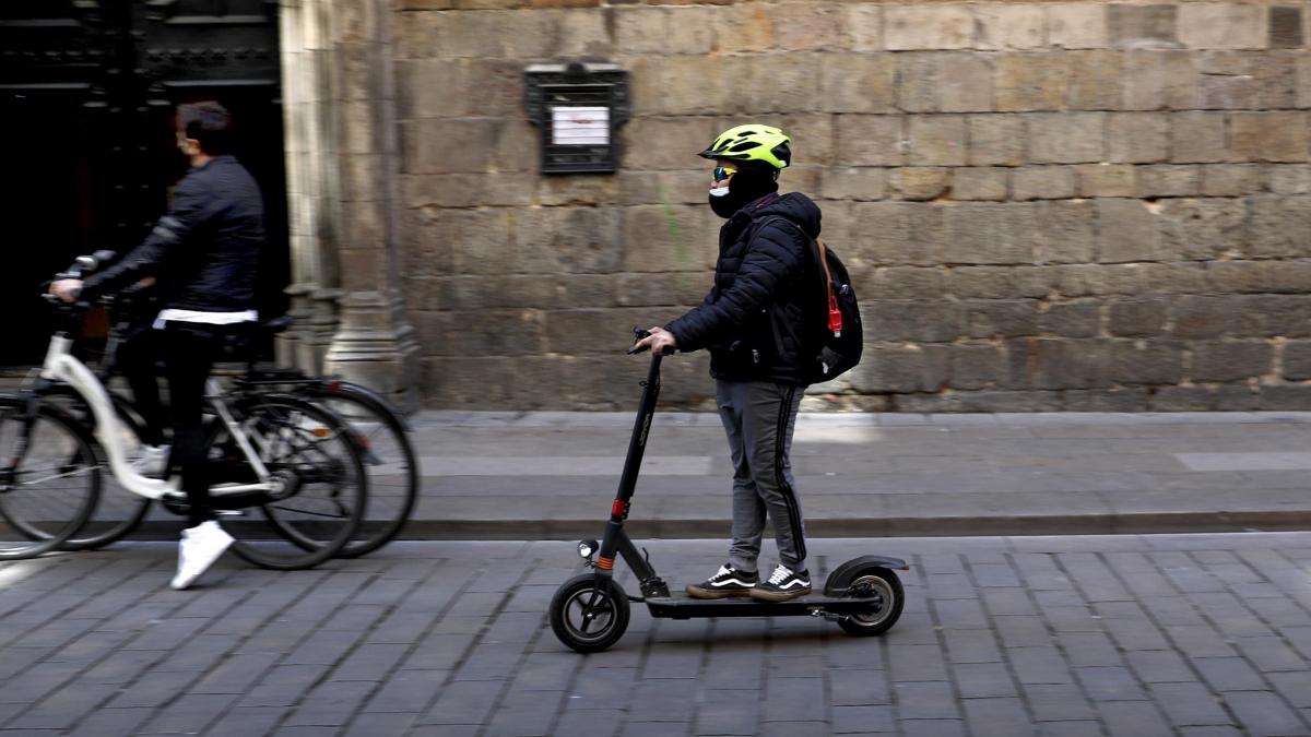 Desde mayo es obligatorio llevar casco para ir en patinete por Barcelona