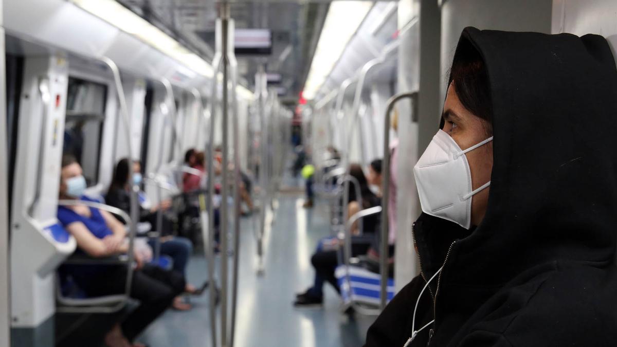 Desde el 7 de febrero no es obligatorio usar mascarilla en el metro de Barcelona