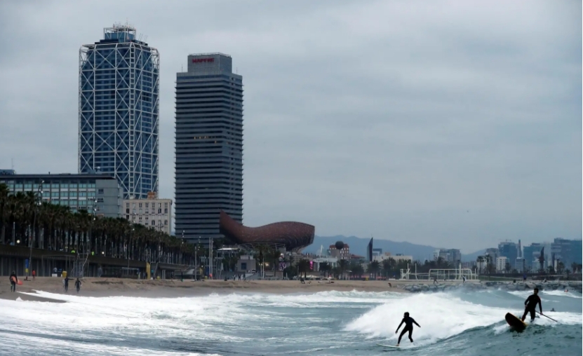 Aprueban decreto que permite surfear en playas y costas de Barcelona