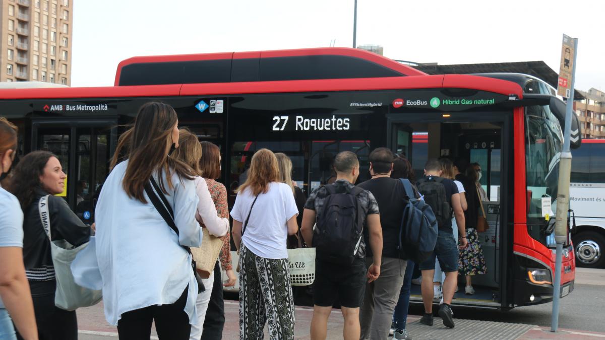 Barceloneses prefieren transporte público para ir al trabajo