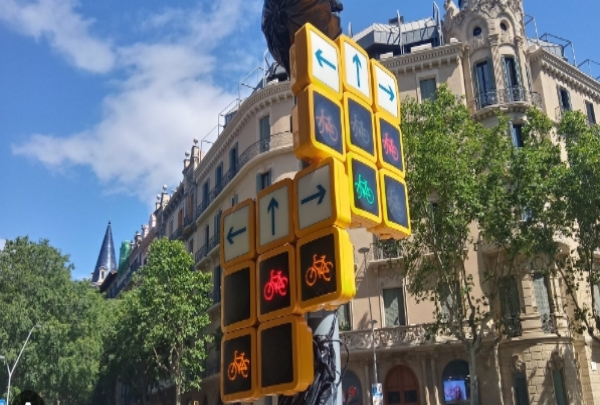 Como un juego de ajedrez luce un semáforo de carril de bici en Barcelona