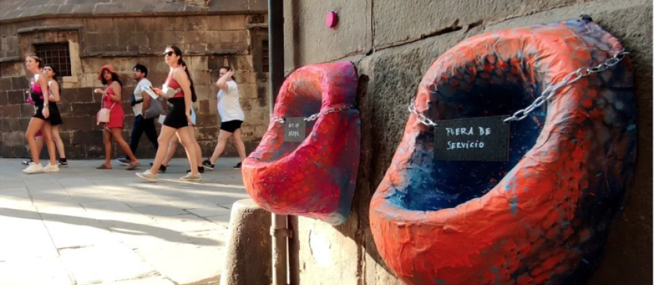 Iniciativa artística de urinarios de colores  para protestar por las calles con mal olor en BCN