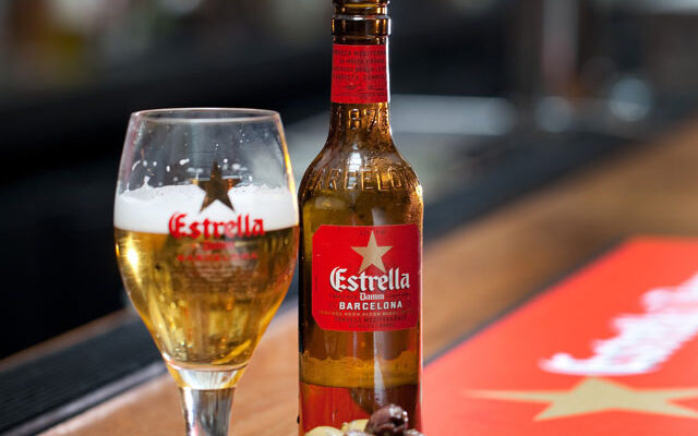 La cerveza barcelonesa Estrella Damm es la mejor de España