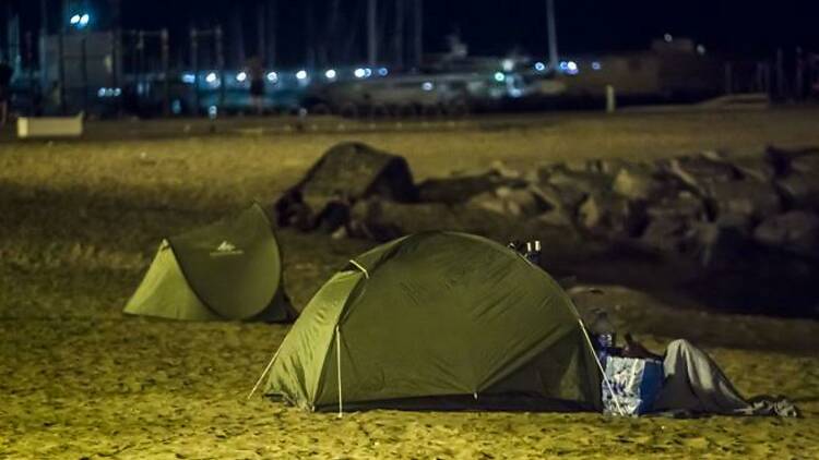 La moda del turismo de bajo coste acampando en la Barceloneta