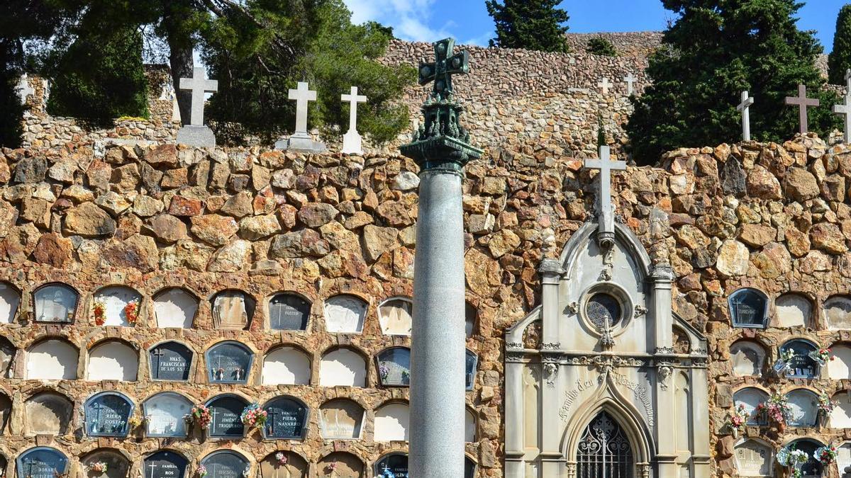Profanados 162 nichos del Cementerio de Montjuïc para robar objetos de valor de difuntos