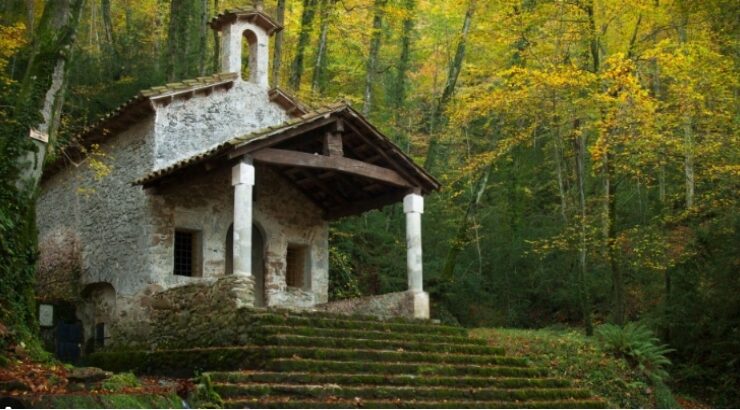 Un paraje volcánico de aspecto bucólico alberga hermosas ermitas románicas en Cataluña