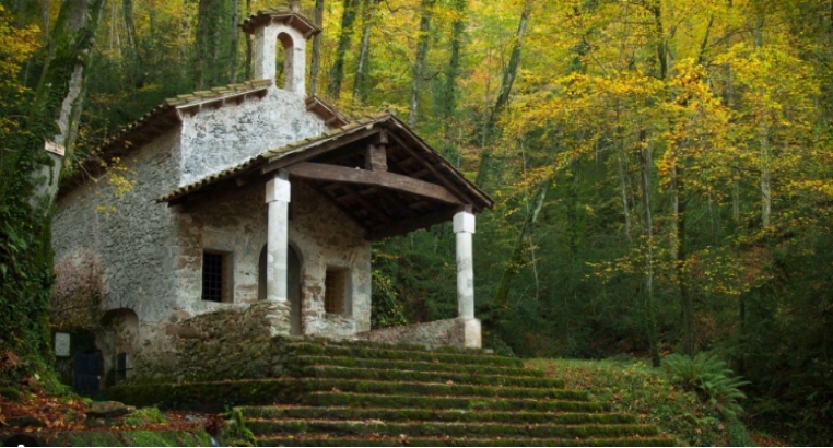 Un paraje volcánico de aspecto bucólico alberga hermosas ermitas románicas en Cataluña