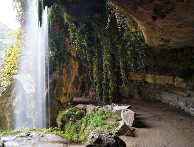 Un Monasterio rupestre entre cascadas y grutas: un paraíso a 50 km de Barcelona