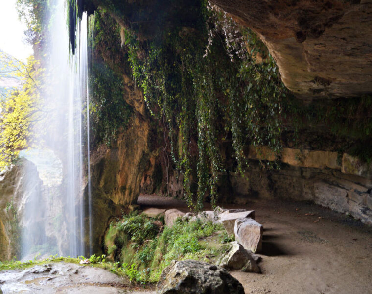 Un Monasterio rupestre entre cascadas y grutas: un paraíso a 50 km de Barcelona