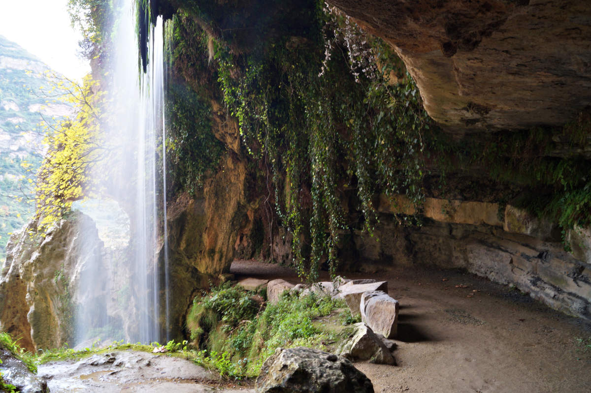 Un monastero rupestre tra cascate e grotte: un paradiso a 50 km da Barcellona