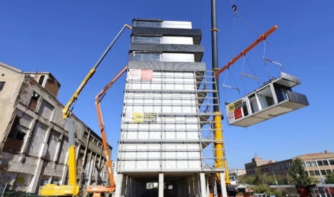 Barcelona construye edificios de viviendas públicas con contenedores