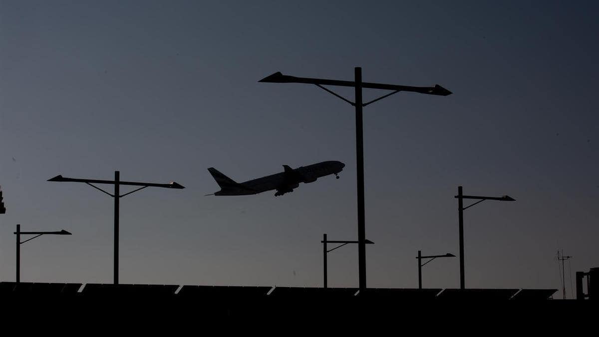 Se estudia posible eliminación de once vuelos cortos para reducir 300,000 toneladas de CO2