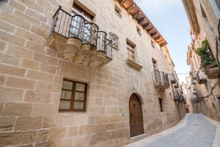 Découvrez Calaceite : le charmant village à deux heures de Barcelone