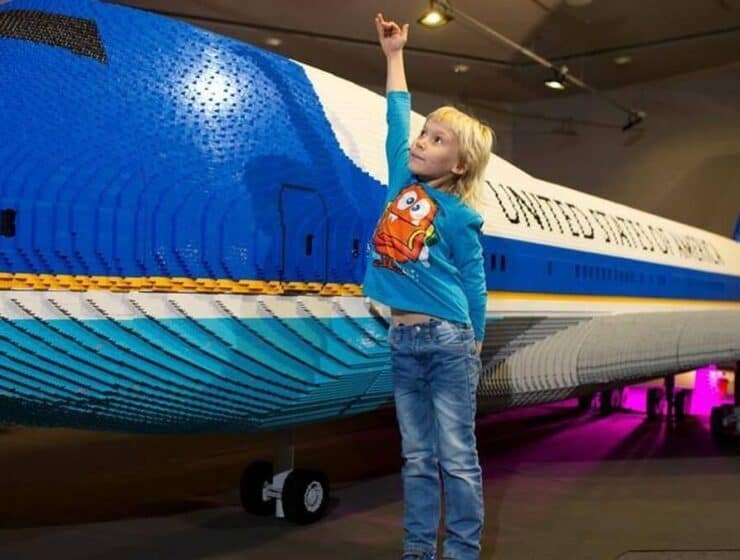 Visita en Barcelona el avión de Lego más grande del mundo