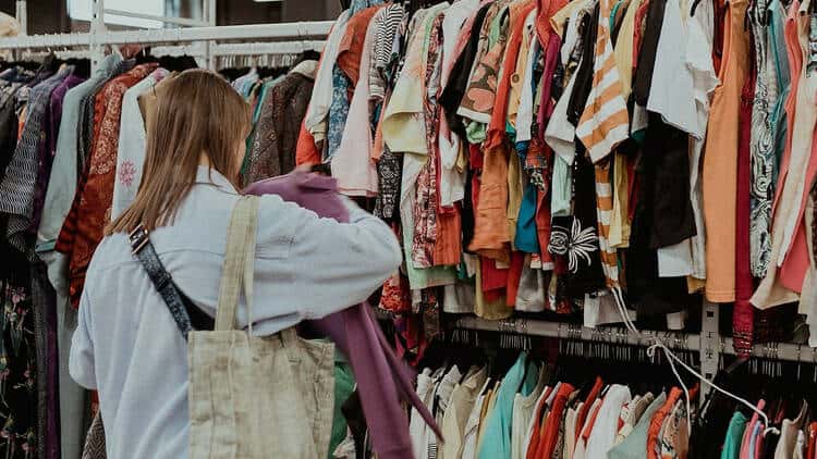 A whole universe of vintage fashion in Barcelona at Flow Y2K Street Market