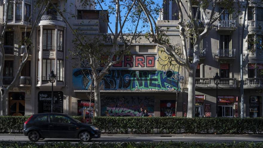 Il Cine Rex di Barcellona completa 13 anni di abbandono in un vicolo urbano