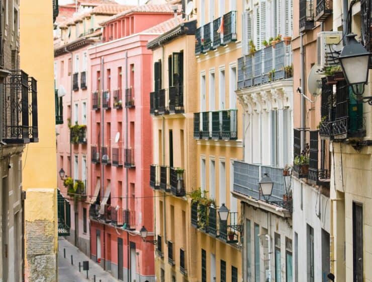Barcelona se compromete con 200 viviendas de la SAREB para alquiler social