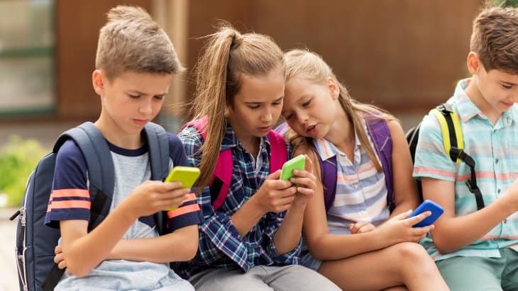 Cataluña prohíbe el uso de móviles en primaria y establece restricciones en secundaria