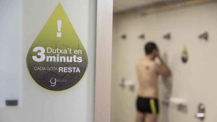 Duchas de tres minutos en los gimnasios para combatir la sequía en Barcelona