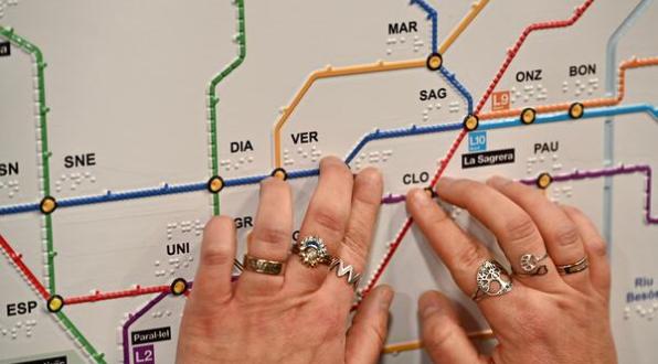 Novedades del metro de Barcelona: mapa táctil para invidentes y la línea más usada