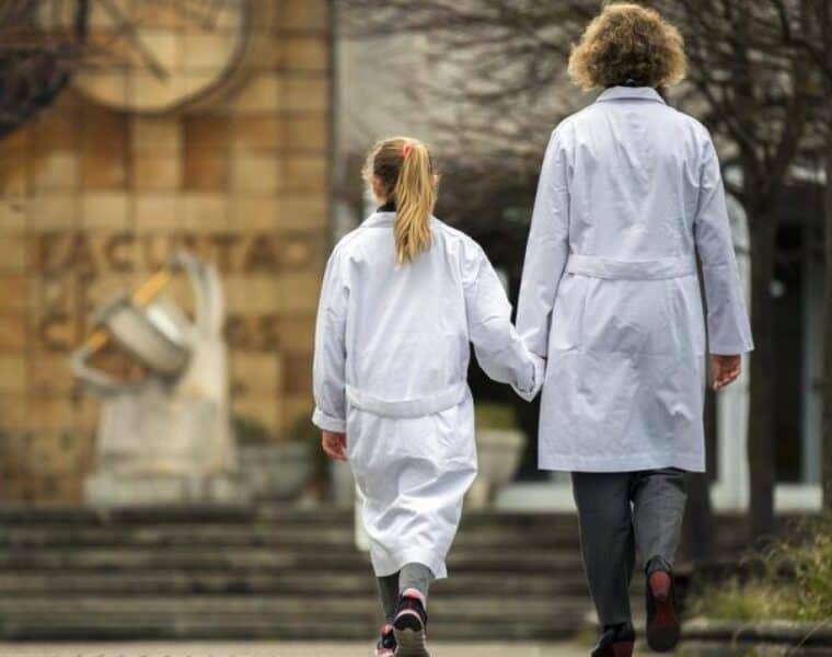 Más de 500 investigadoras motivan a las niñas a ser científicas en Cataluña