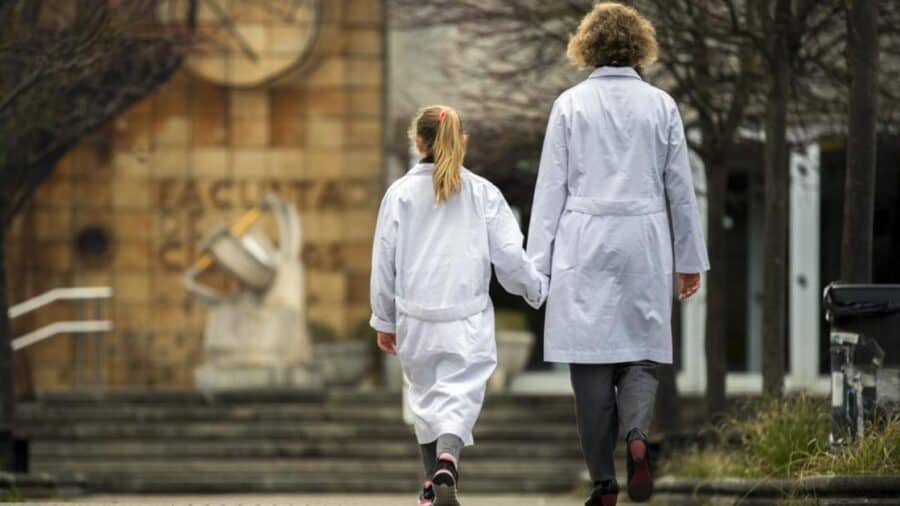 Más de 500 investigadoras motivan a las niñas a ser científicas en Cataluña