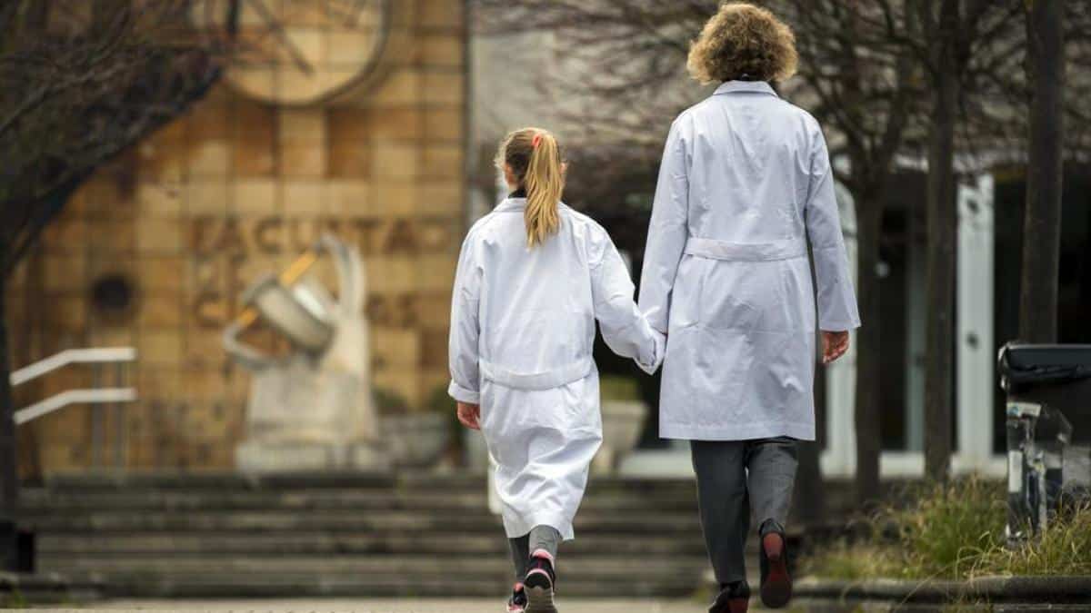 More than 500 women researchers motivate girls to become scientists in Catalonia