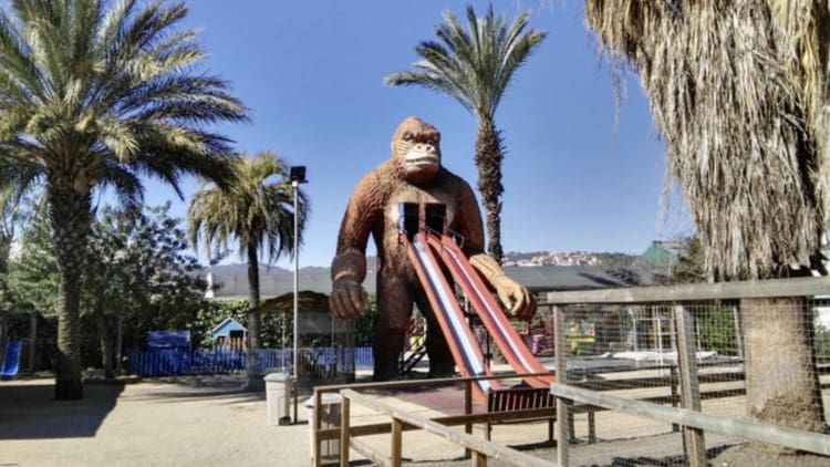 Parco giochi per bambini con figura gigante di King Kong a mezz'ora da BCN