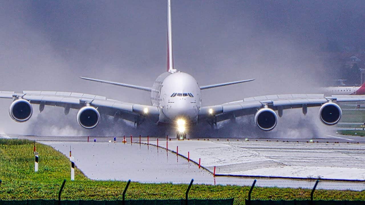 Moment historique à El Prat avec l'atterrissage simultané de deux Airbus A380.