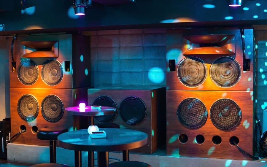 El auge de los 'Listening Bars' en BCN para una experiencia musical de alta fidelidad