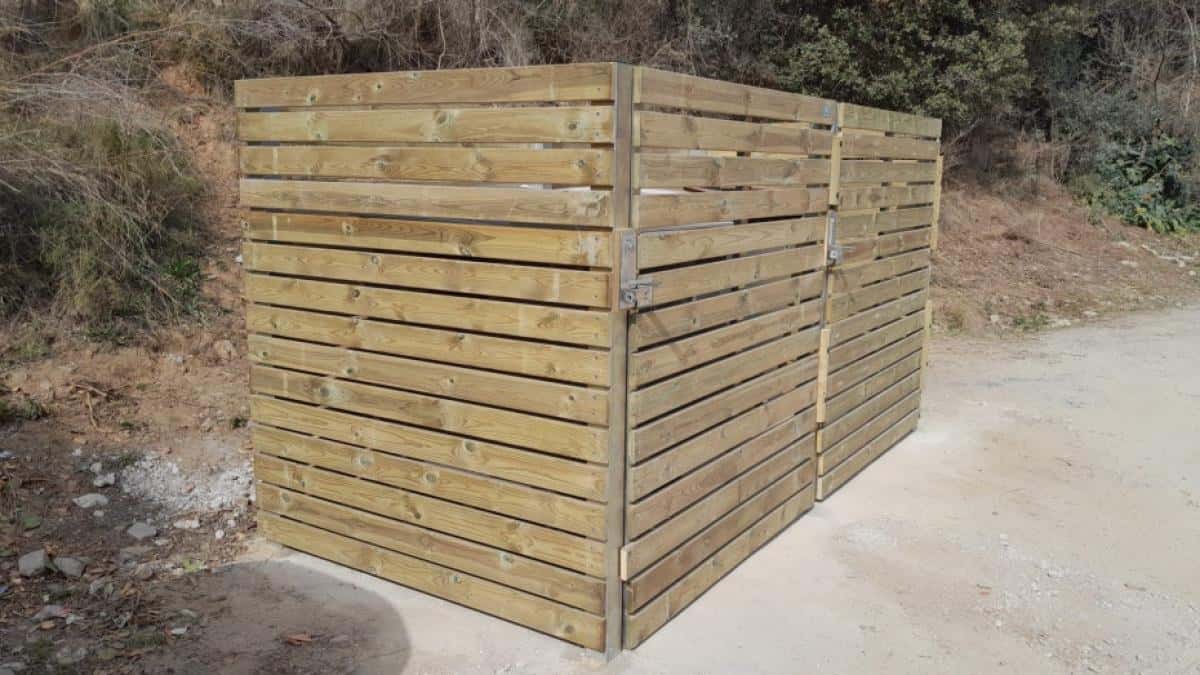 Des clôtures en bois ont été installées pour empêcher les sangliers d'accéder aux déchets.