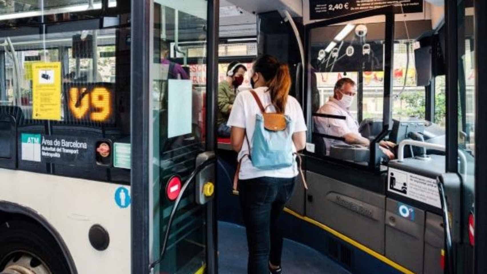 TMB amplía el acceso por las puertas delanteras en el 90% de sus autobuses