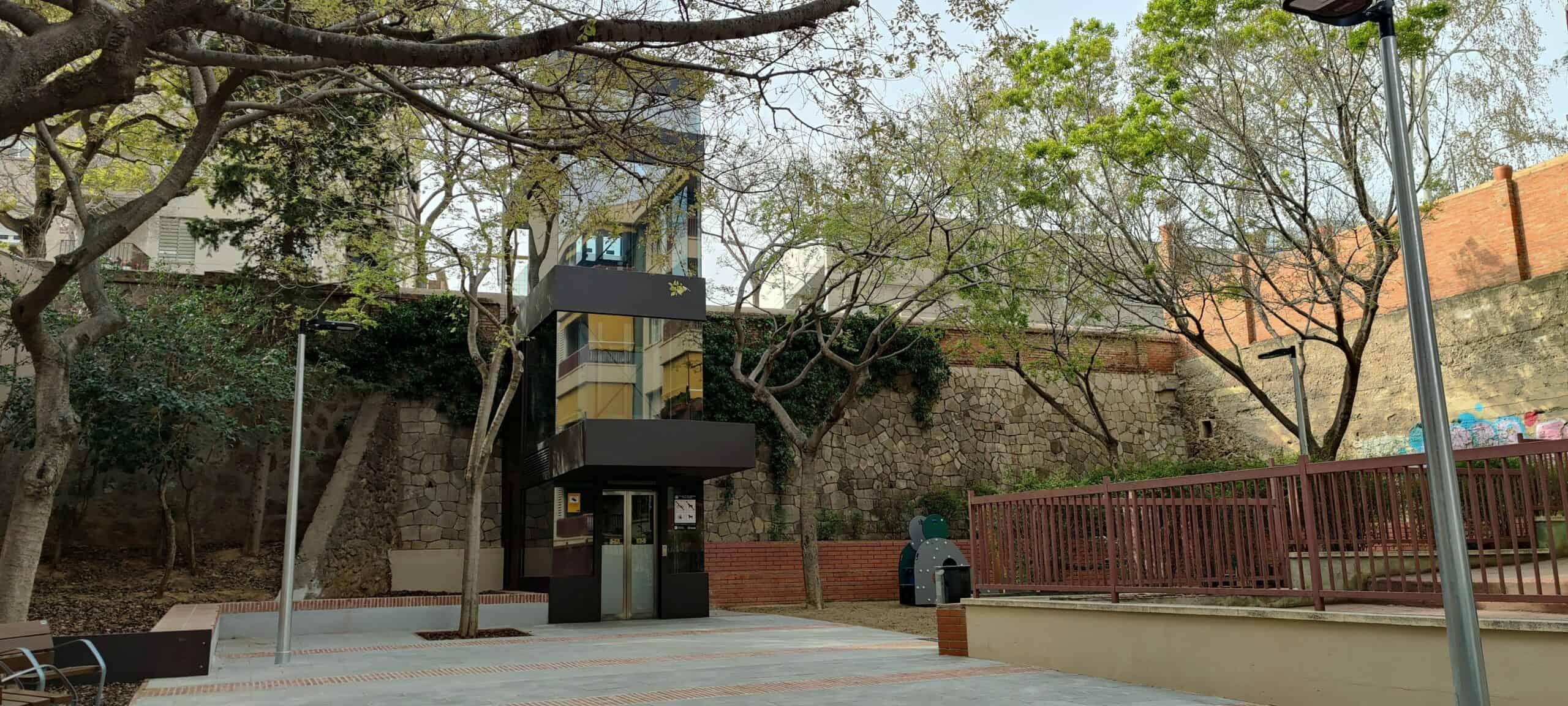 L'ascensore per il quartiere di Horta collega due strade con dislivelli