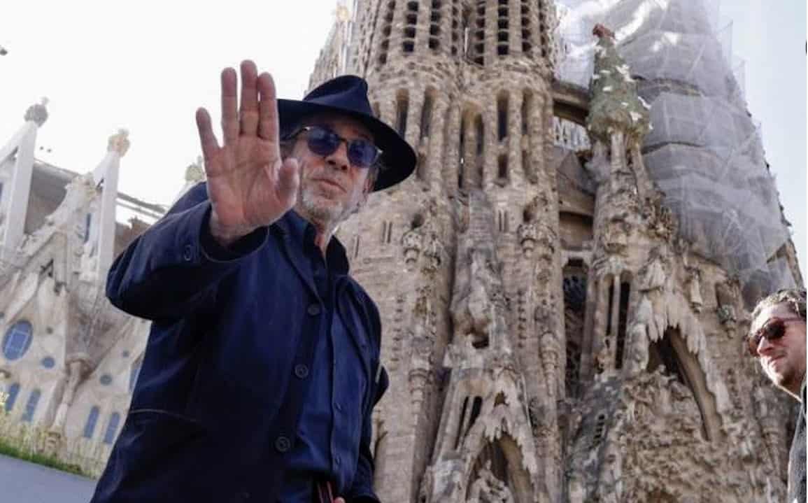 Tim Burton visita la Sagrada Familia e delizia Barcellona con la sua mostra immersiva