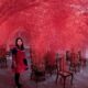 La artista japonesa Chiharu Shiota ha tejido una intrincada red de significados en su exposición 